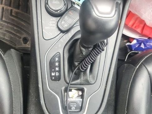Used 2019 Jeep Cherokee Latitude Plus w/ Cold Weather Group AWD/4WD image 11