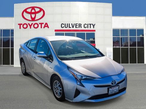 Used 2016 Toyota Prius Four image 1