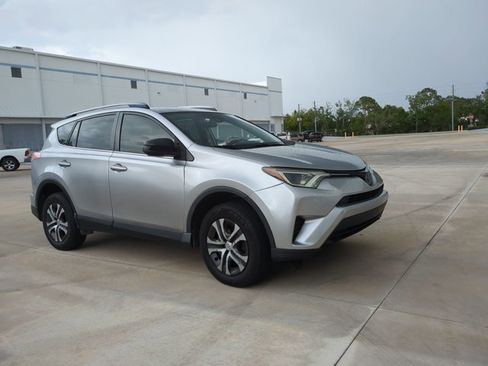 Used 2018 Toyota RAV4 LE image 3
