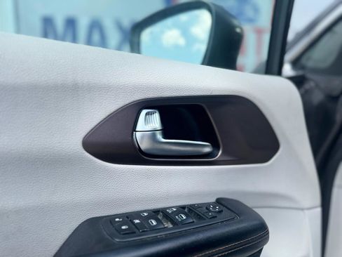 Used 2019 Chrysler Pacifica Touring-L FWD image 31