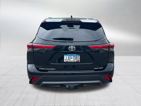 Used 2022 Toyota Highlander XLE AWD/4WD image 5