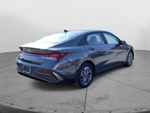 Used 2024 Hyundai Elantra SEL image 3