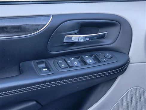 Used 2014 Chrysler Town & Country Touring image 11