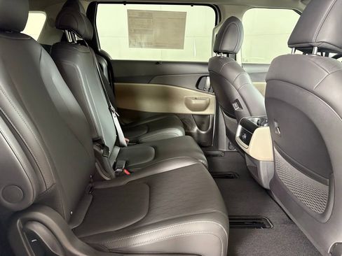 New 2026 Kia Carnival EX image 15
