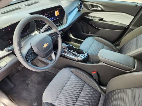 Used 2025 Chevrolet Trax LT FWD image 9