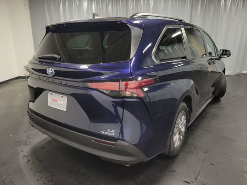 Used 2022 Toyota Sienna LE image 8