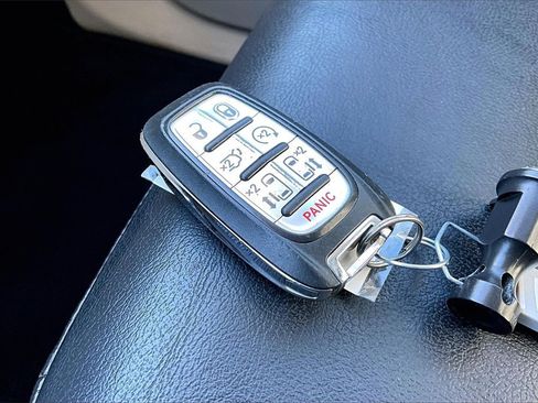 Used 2022 Chrysler Pacifica Touring-L image 11