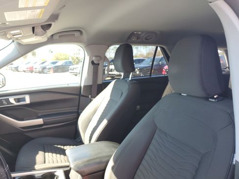 Used 2021 Ford Explorer XLT image 23