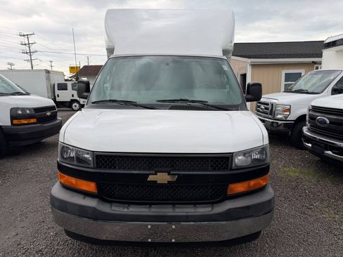 Used 2017 Chevrolet Express 3500 RWD image 2