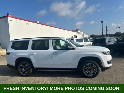 Used 2024 Jeep Wagoneer Series II w/ Flexible Seating Group RWD image 2
