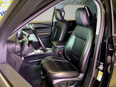 Used 2022 Ford Explorer XLT w/ Equipment Group 202A AWD/4WD image 21
