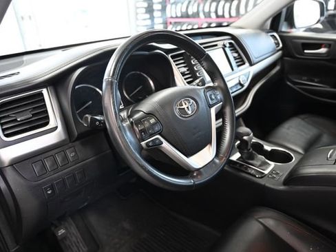 Used 2016 Toyota Highlander XLE w/ Four Season Floor Mat Package image 24