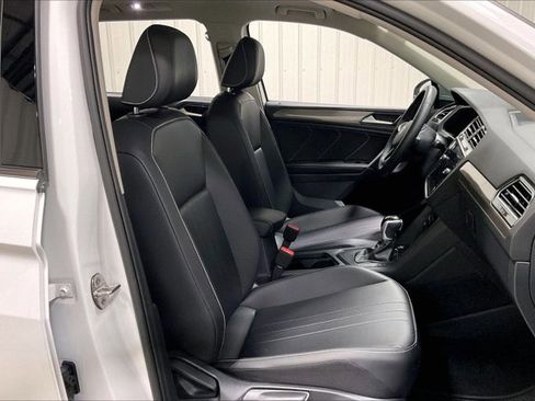 Used 2024 Volkswagen Tiguan SE w/ Panoramic Sunroof Package FWD image 7