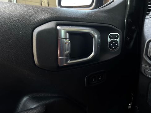 Used 2025 Jeep Wrangler Unlimited Sport AWD/4WD image 17
