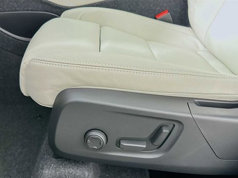 New 2026 Volvo XC40 B5 Ultra w/ Climate Package image 18