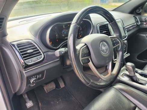 Used 2020 Jeep Grand Cherokee Overland AWD/4WD image 21