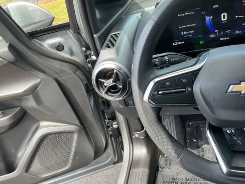 Used 2025 Chevrolet Equinox EV LT FWD image 19