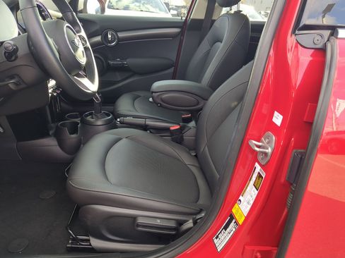 Used 2024 MINI Cooper 4-Door Hardtop image 28