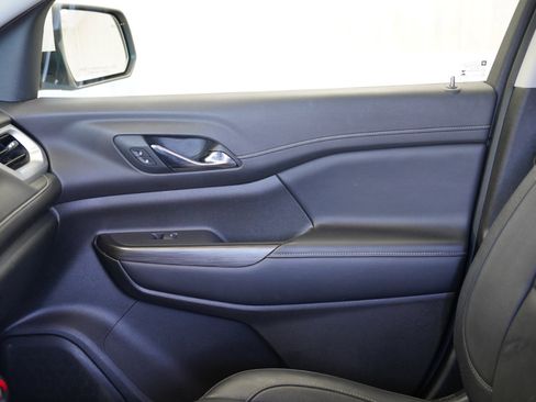 Used 2019 GMC Acadia SLT image 30