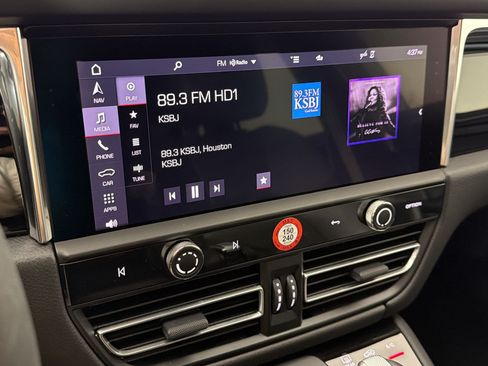 Certified 2025 Porsche Macan AWD/4WD image 21