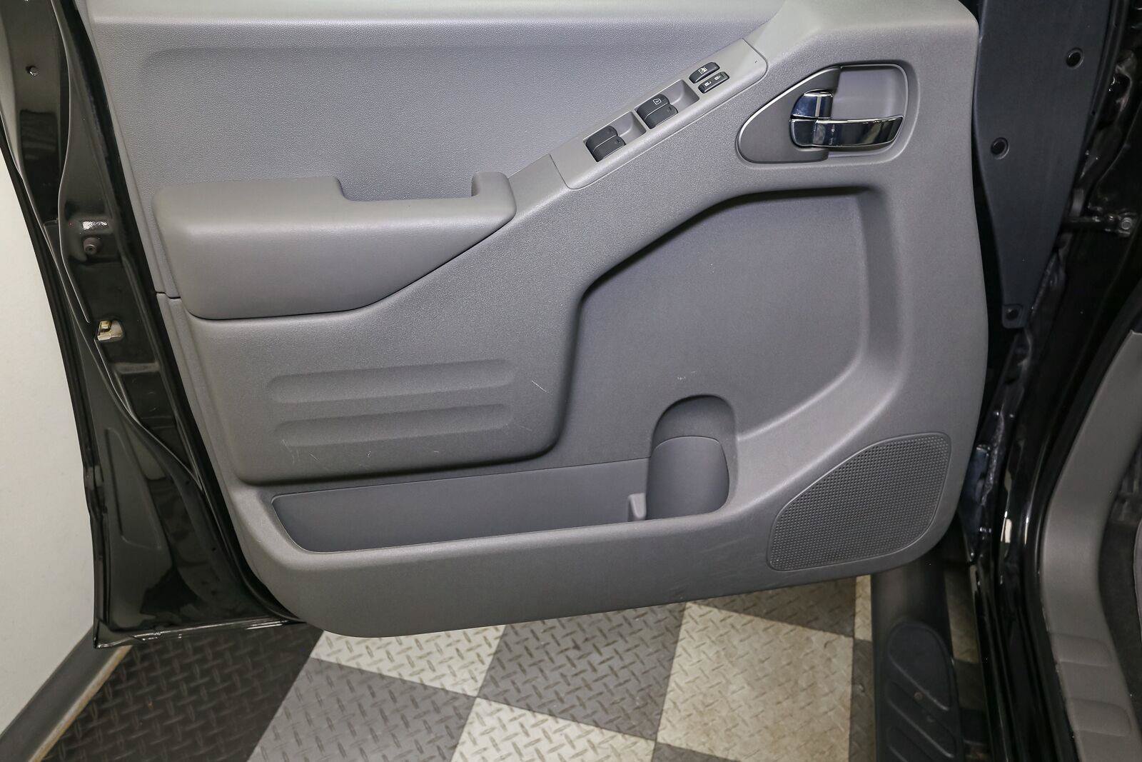 Used 2021 Nissan Frontier SV w/ Midnight Edition Floor Mats AWD/4WD image 37