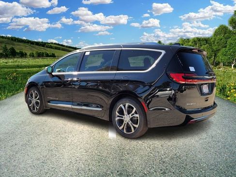 New 2026 Chrysler Pacifica Pinnacle image 3
