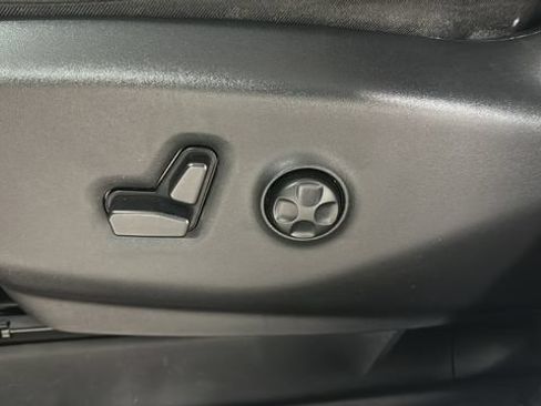 Used 2024 Chrysler Pacifica Limited FWD image 8