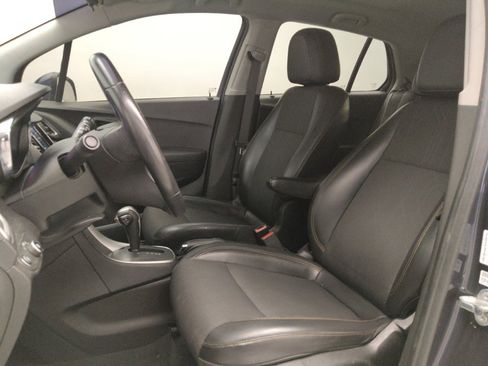 Used 2019 Chevrolet Trax LT w/ LT Convenience Package image 17