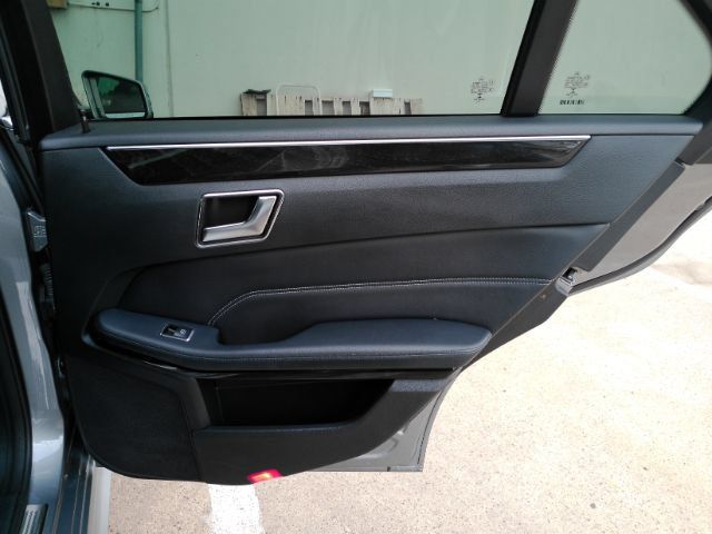 Used 2014 Mercedes-Benz E 250 BlueTEC Sedan image 25