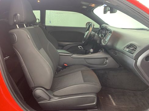 Used 2015 Dodge Challenger SXT w/ Driver Convenience Group image 30