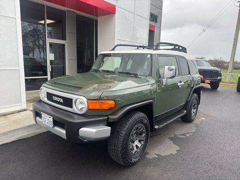 Used 2014 Toyota FJ Cruiser 4WD w/ Upgrade Package image 2
