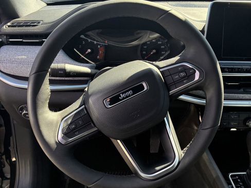 Used 2025 Jeep Compass Latitude image 5