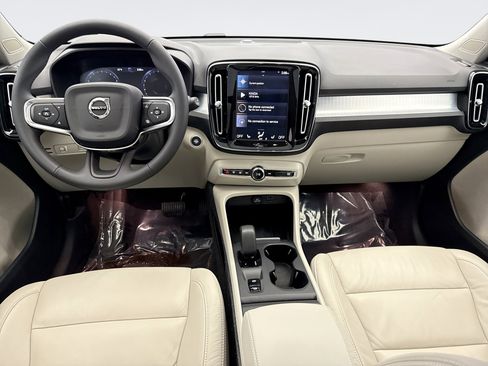 Used 2022 Volvo XC40 T5 Momentum image 14