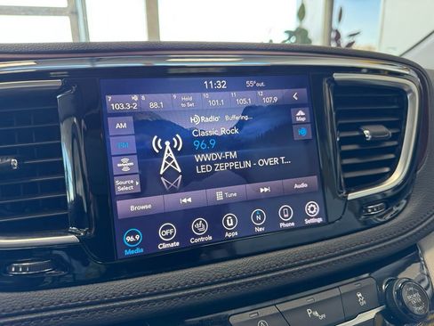 Used 2019 Chrysler Pacifica Limited image 22