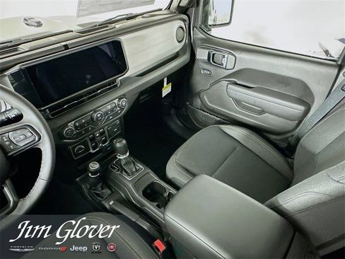 New 2025 Jeep Gladiator Sport image 19
