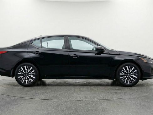 Used 2025 Nissan Altima 2.5 SV image 11