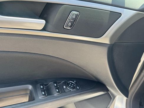 Used 2020 Ford Fusion SE FWD image 15