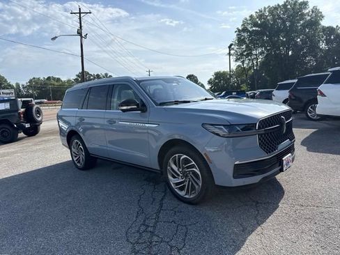 Used 2025 Lincoln Navigator Reserve AWD/4WD image 12