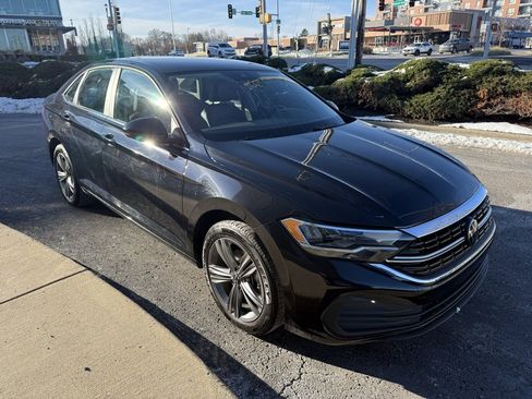 Used 2024 Volkswagen Jetta SE image 3