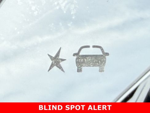 Used 2023 Chevrolet Traverse LT image 25