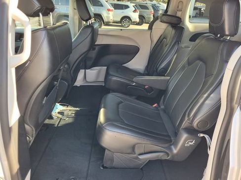 Used 2024 Chrysler Pacifica Touring-L image 5