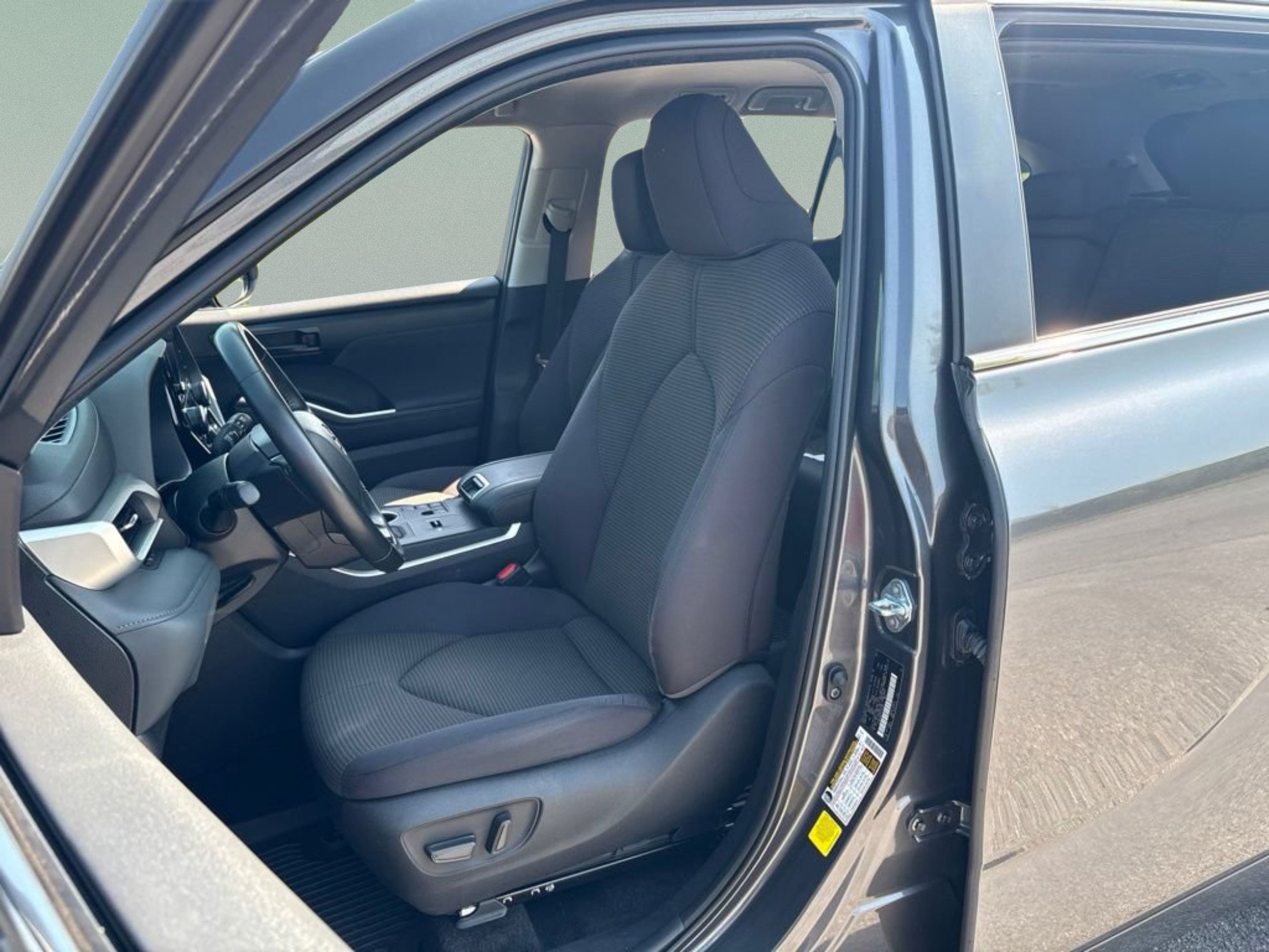 Used 2025 Toyota Highlander LE FWD image 13