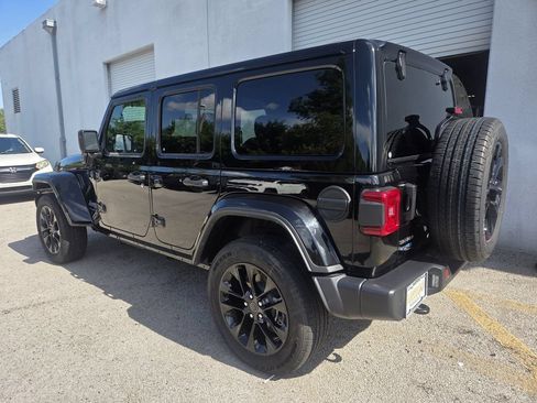 Used 2025 Jeep Wrangler Unlimited Sahara w/ Safety Group AWD/4WD image 8
