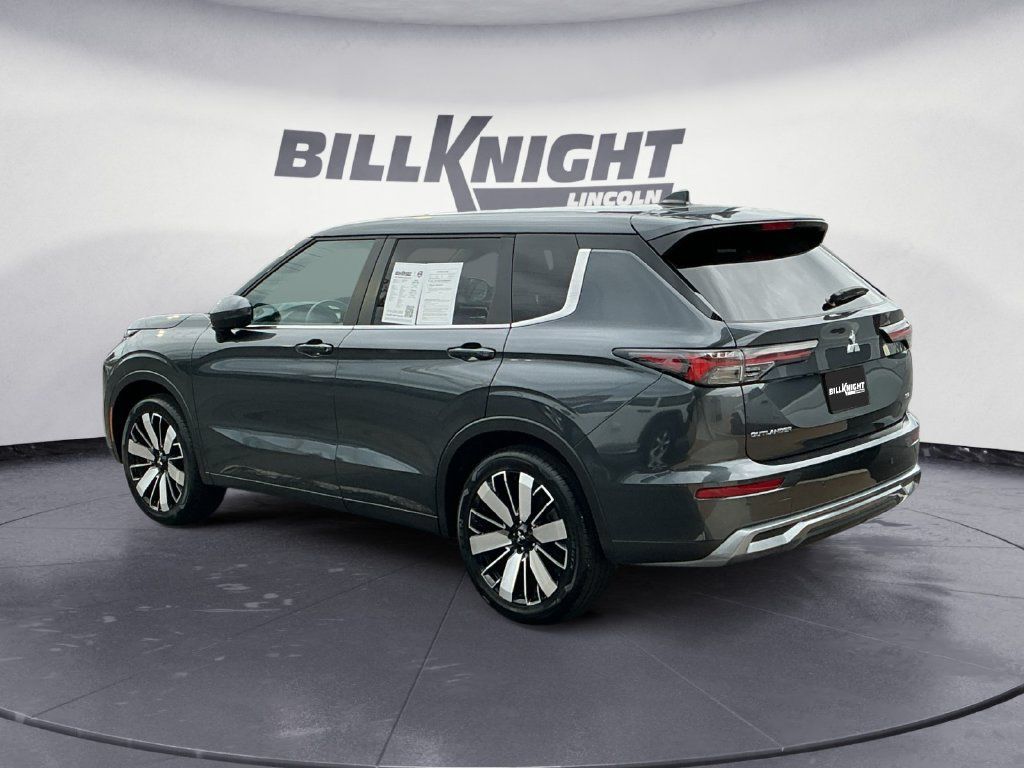 Used 2025 Mitsubishi Outlander SE FWD image 4