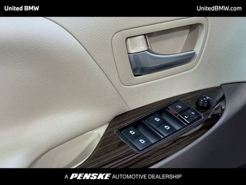 Used 2018 Toyota Sienna XLE FWD image 3