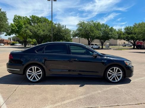Used 2018 Volkswagen Passat 2.0T R-Line w/ R-Line Lighting Package image 6