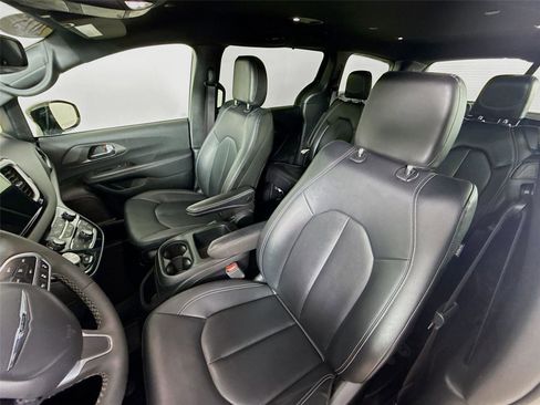 Used 2025 Chrysler Pacifica Select image 5