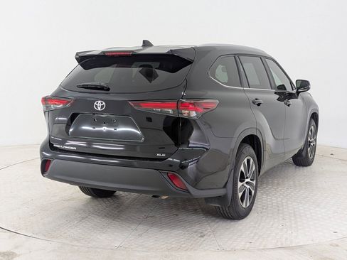 Used 2024 Toyota Highlander XLE image 9