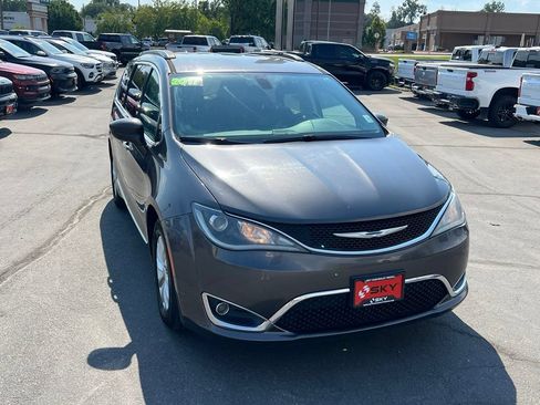 Used 2017 Chrysler Pacifica Touring-L FWD image 5