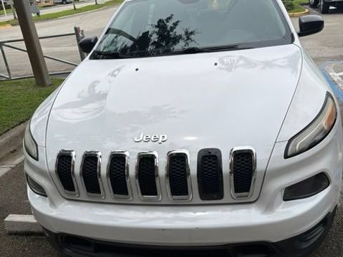 Used 2016 Jeep Cherokee Sport FWD image 3